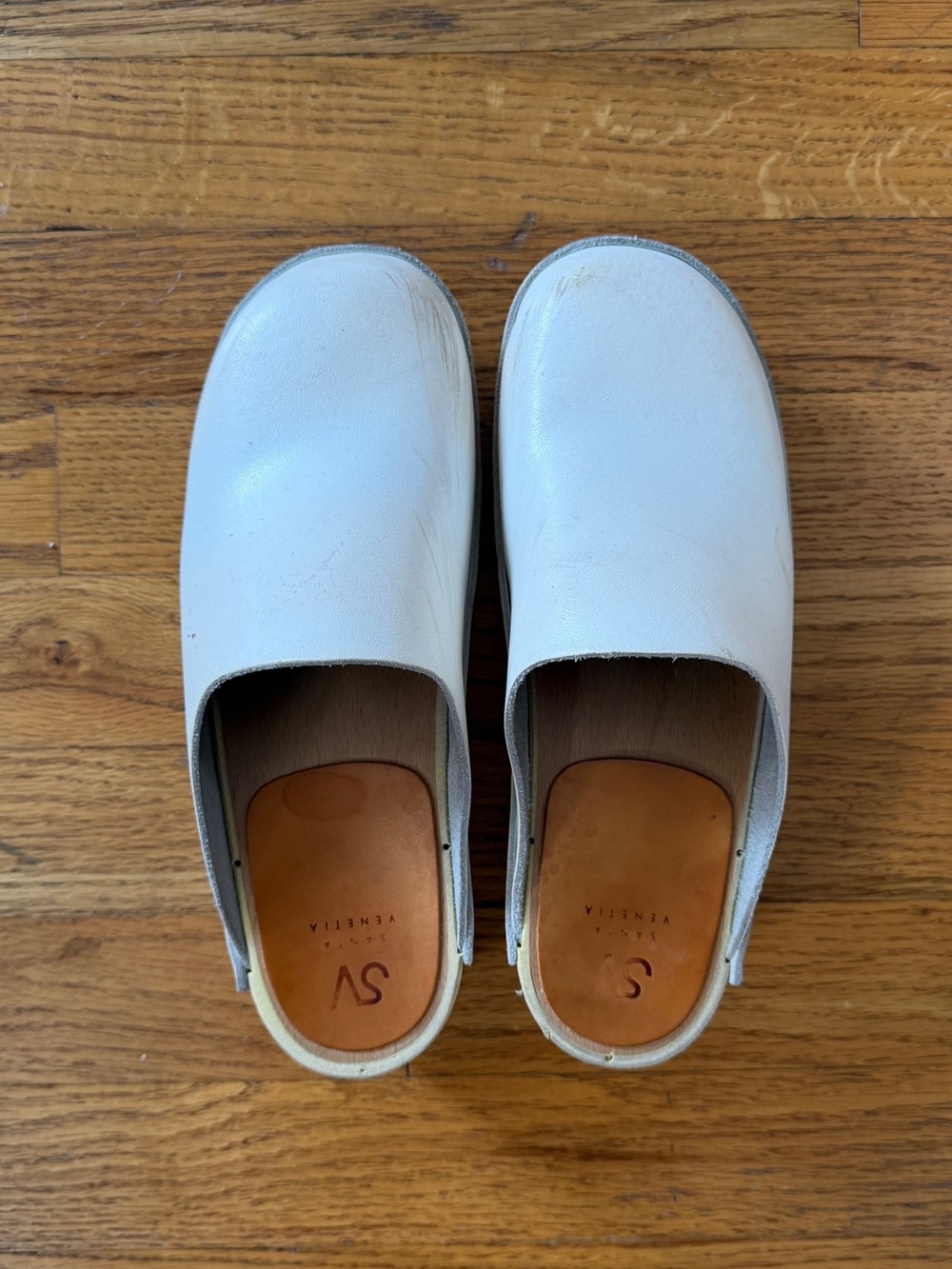 Santa Venetia White Clogs